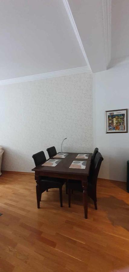 Cozy Apartment On The Town Hall Square Tallinn Exterior photo